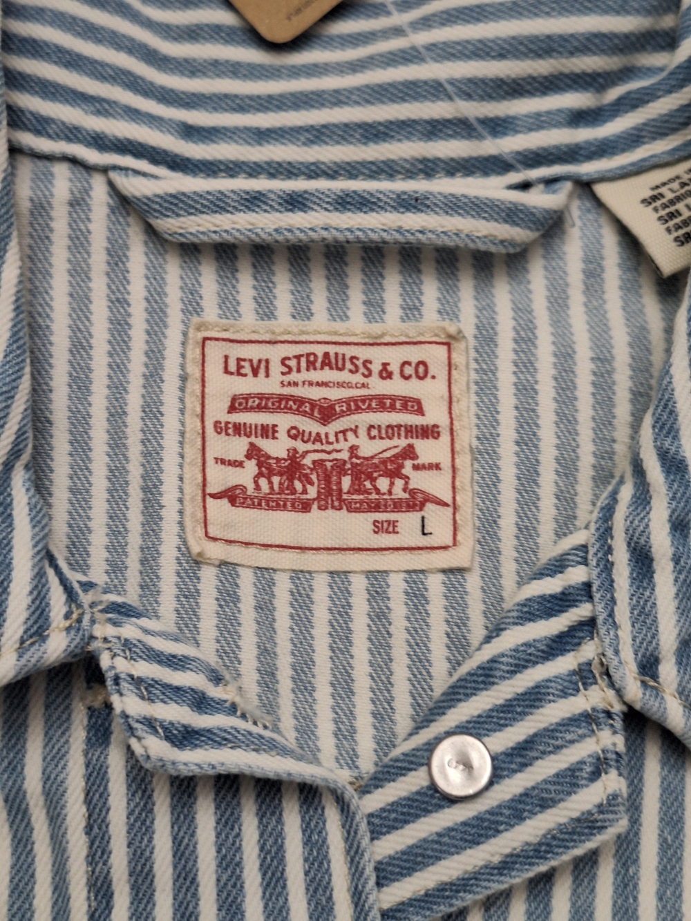 NWT Levi’s Women’s Vest, Blue & White Hickory Striped Denim Crop Trucker, Size L - Picture 2 of 7